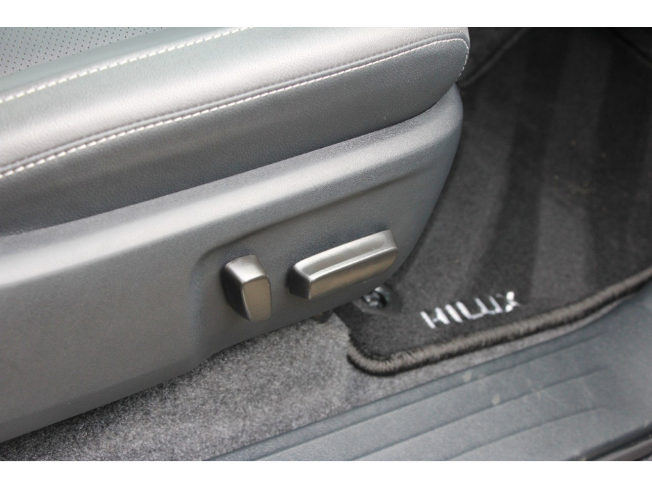 2025 Toyota Hilux - image 11