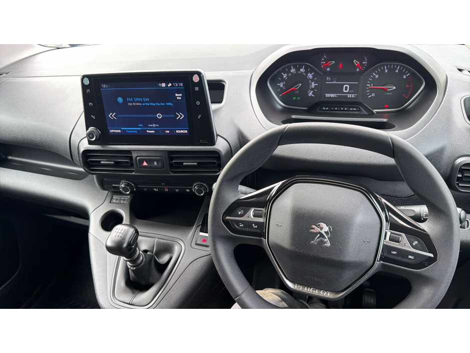 2022 Peugeot Partner - image 8