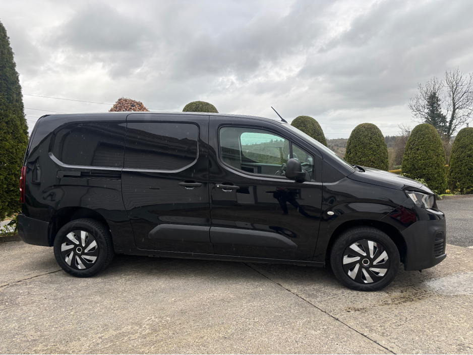 2021 Peugeot Partner - image 2