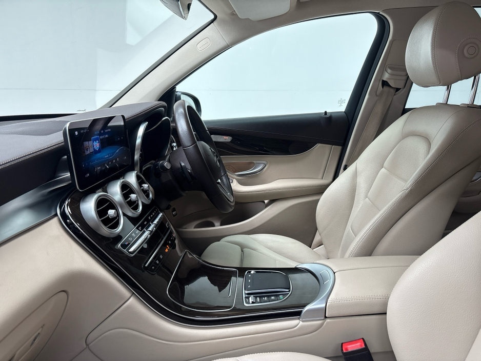 2022 Mercedes-Benz GLC Class - image 6