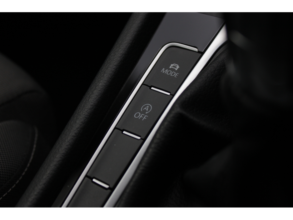 2015 Volkswagen Golf - image 18