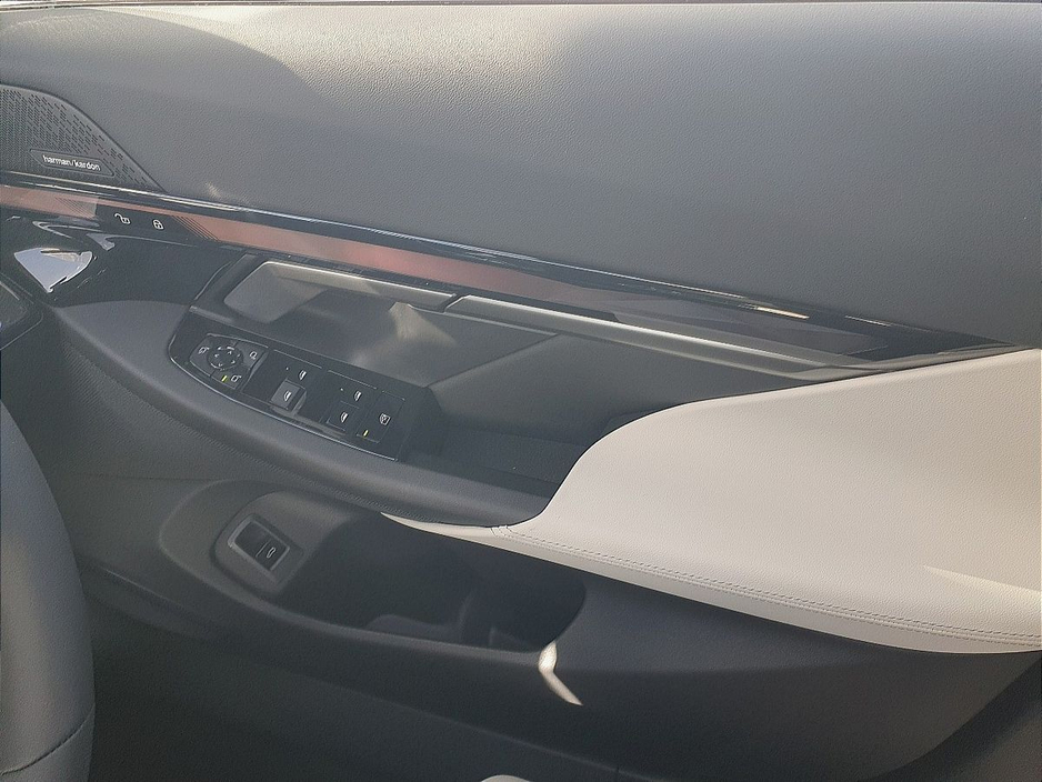 2026 BMW 5 Series - image 23