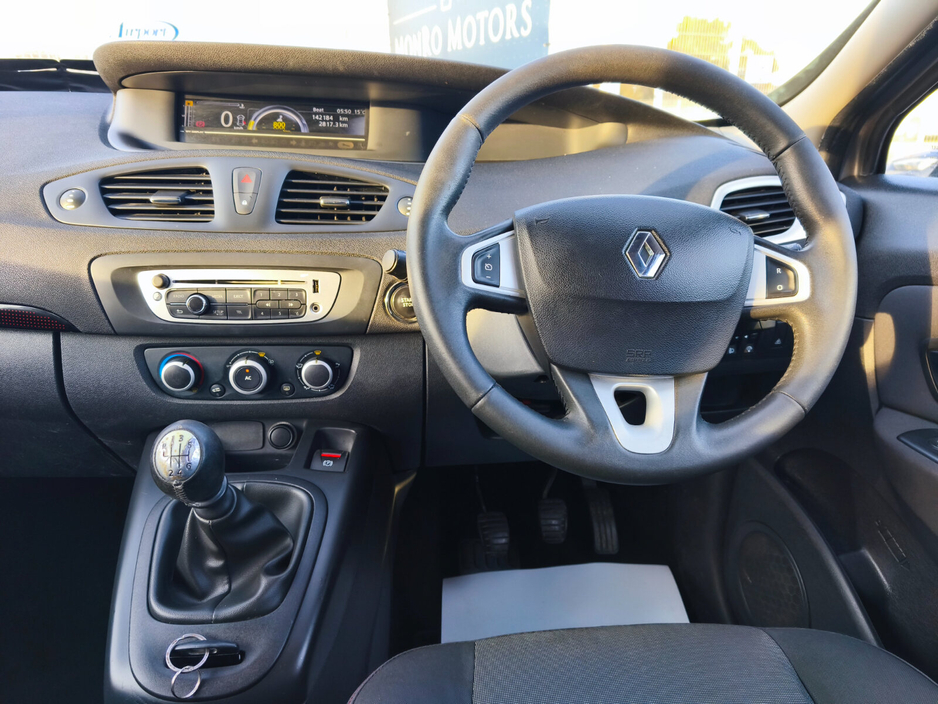 2013 Renault Grand Scenic - image 10