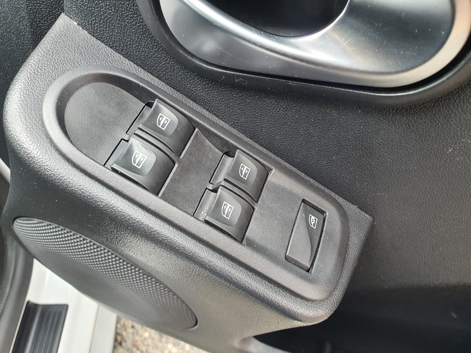 2018 Dacia Duster - image 8