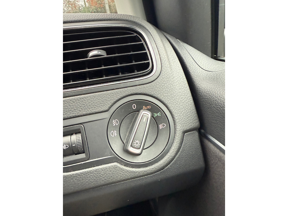 2016 Volkswagen Polo - image 8