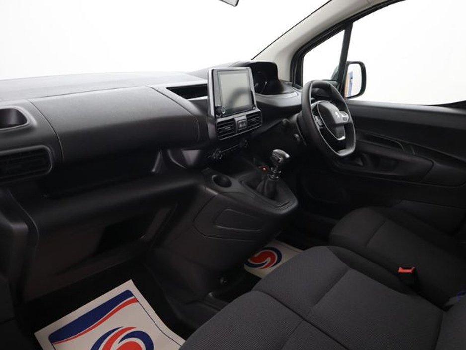 2022 Peugeot Partner - image 15