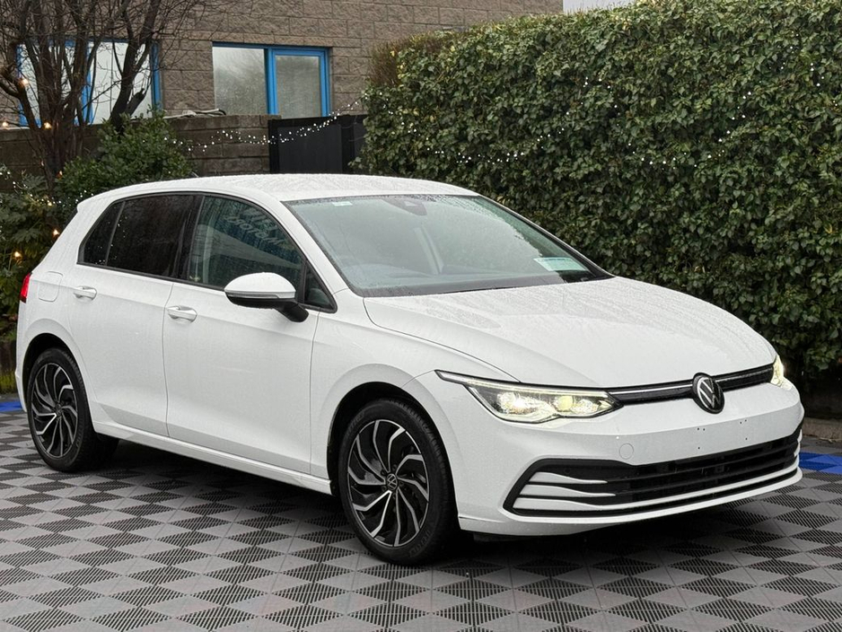 2024 Volkswagen Golf 1.0 eTSI // APPLE CARPLAY/ANDROID AUTO // DIAMOND CUT ALLOYS // DIGITAL CLUSTER €28,900