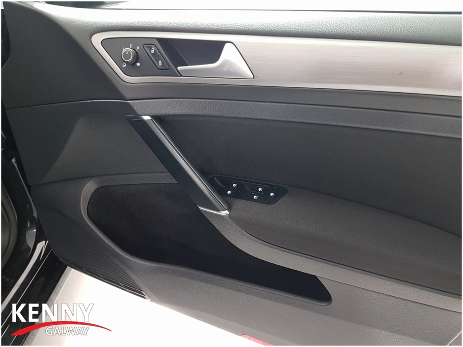 2016 Volkswagen Golf - image 31