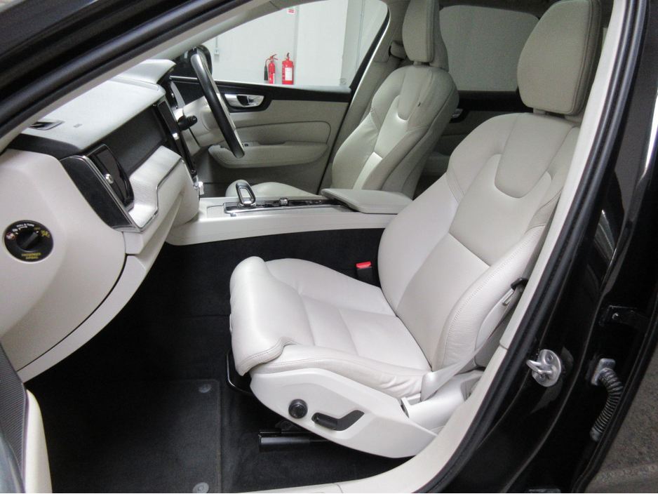 2023 Volvo XC60 - image 11