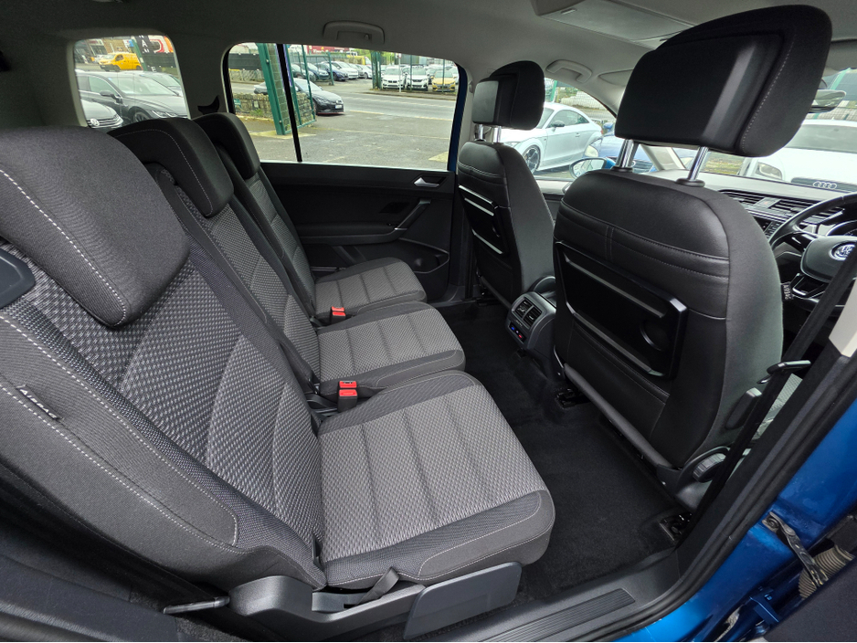 2016 Volkswagen Touran - image 4