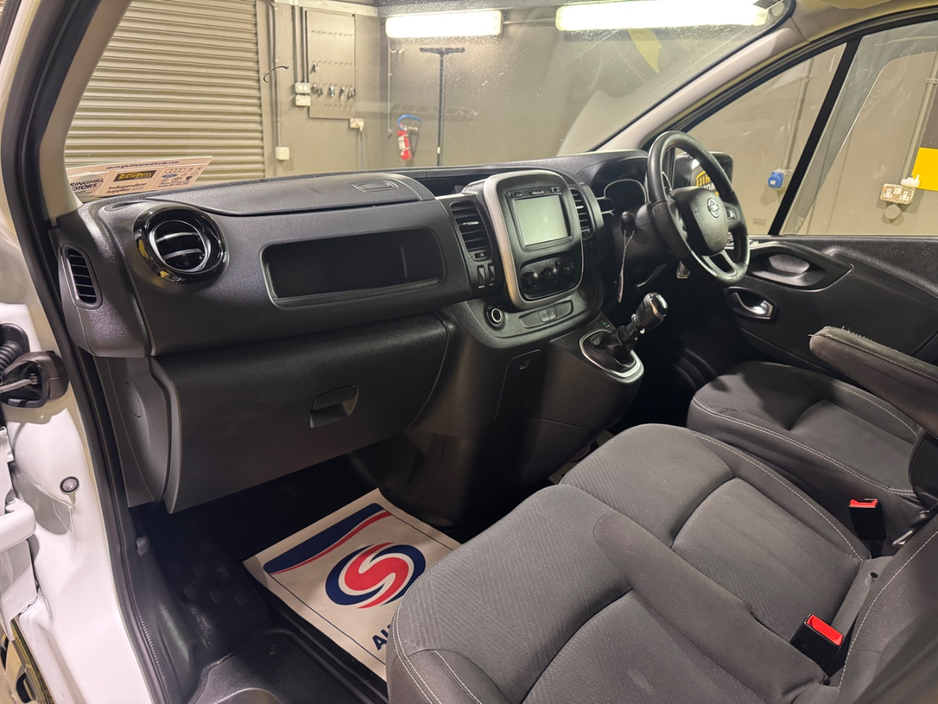 2020 Nissan NV300 - image 9