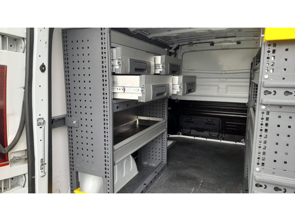 2021 Renault Trafic - image 12