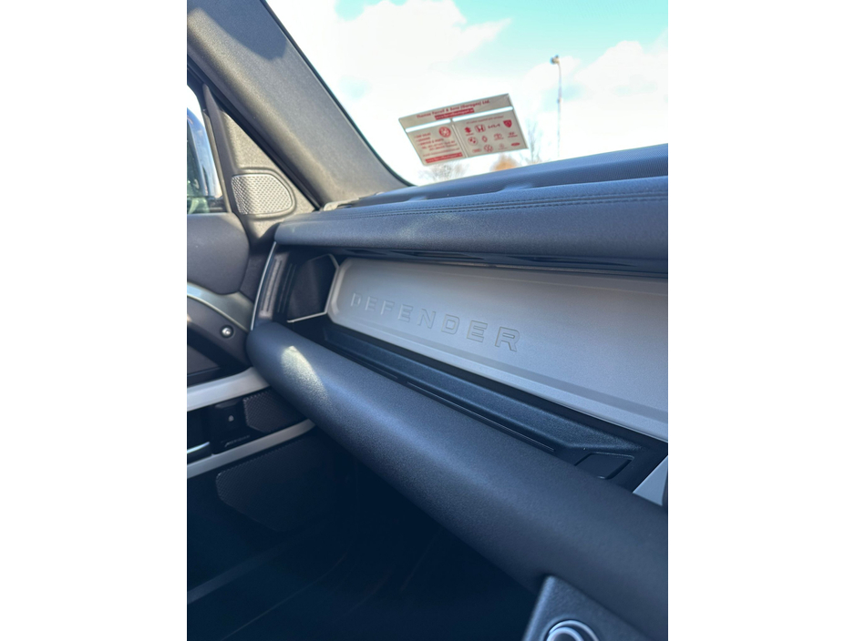 2022 Land Rover Defender - image 31