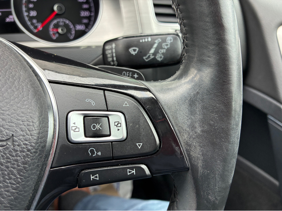 2015 Volkswagen Golf - image 18