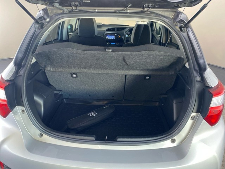 2020 Toyota Yaris - image 10