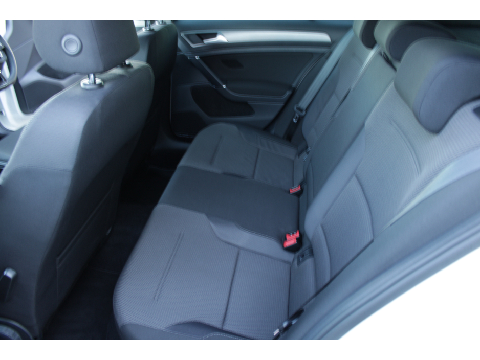 2016 Volkswagen Golf - image 19