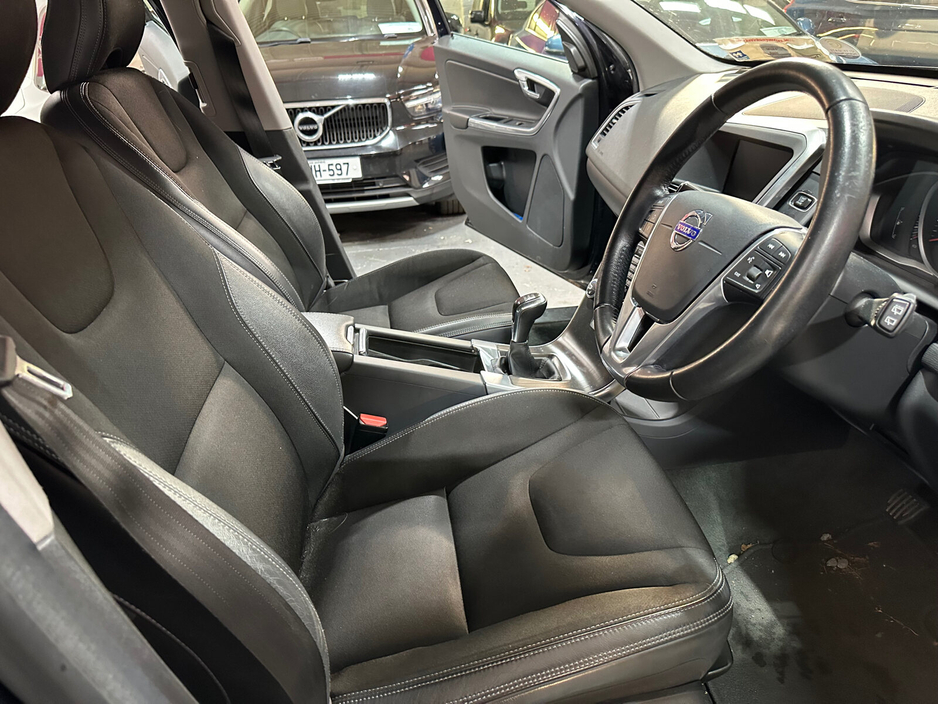 2016 Volvo XC60 - image 14