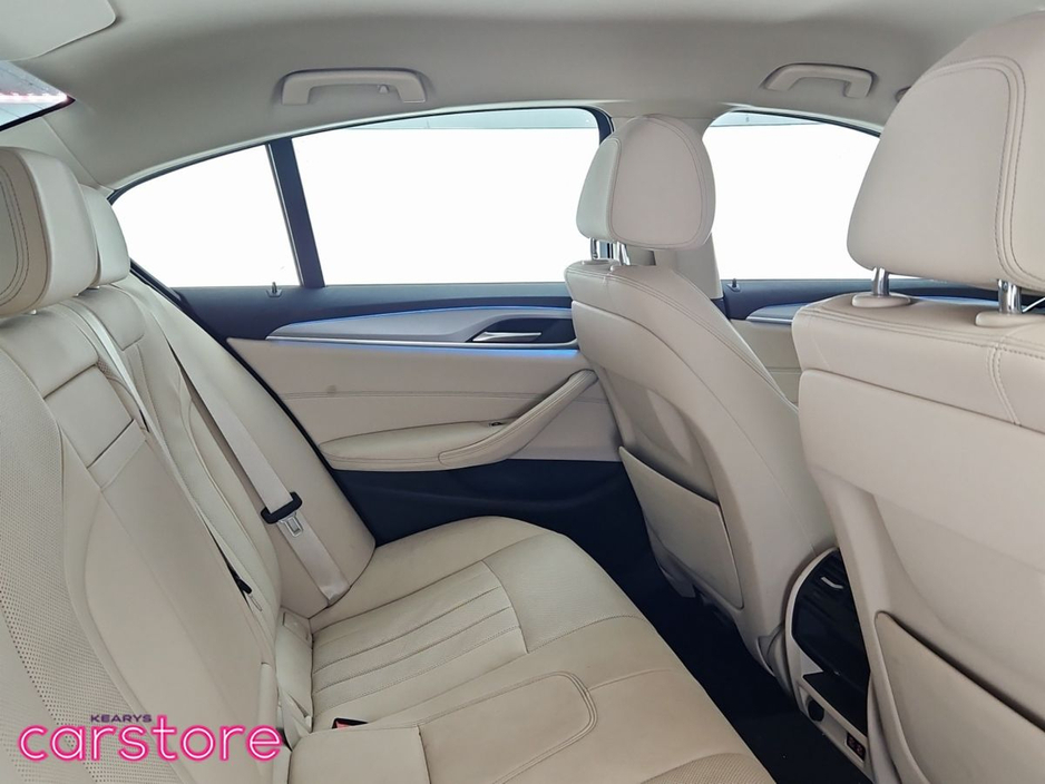 2023 BMW 5 Series - image 10