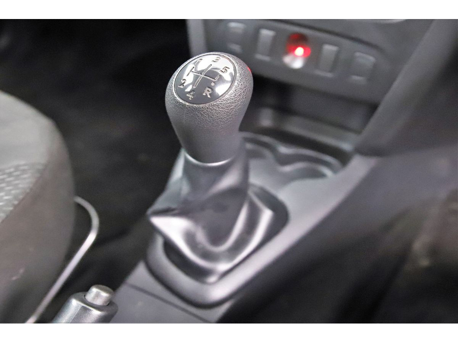 2017 Dacia Sandero - image 22