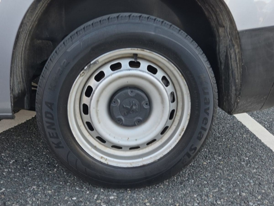 2024 Peugeot Partner - image 10