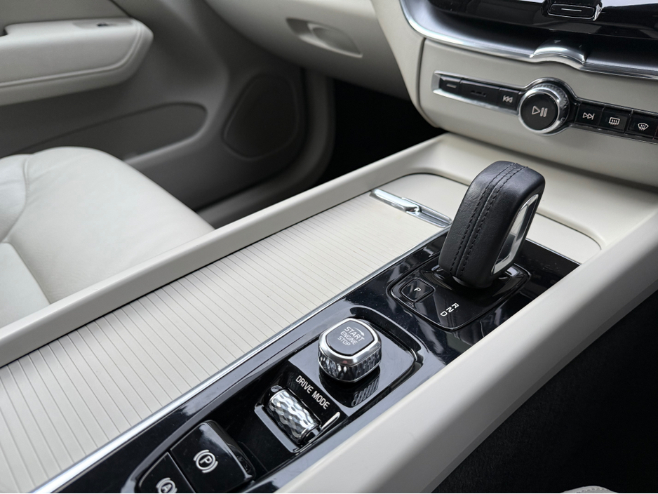 2021 Volvo XC60 2.0D MOMENTUM 5DR AUTO €38,950