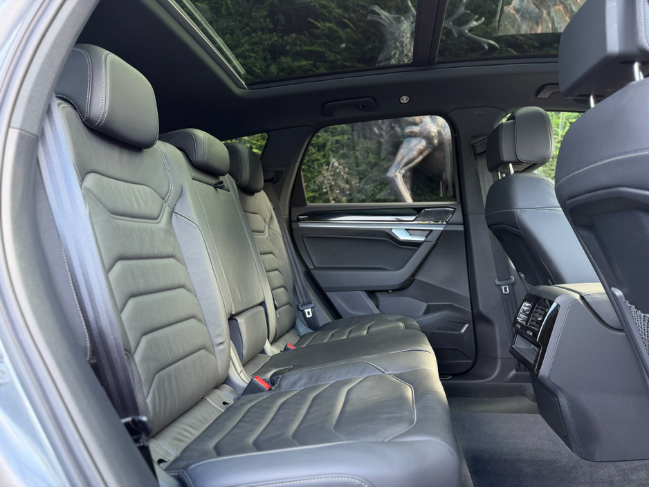 2025 Volkswagen Touareg - image 16