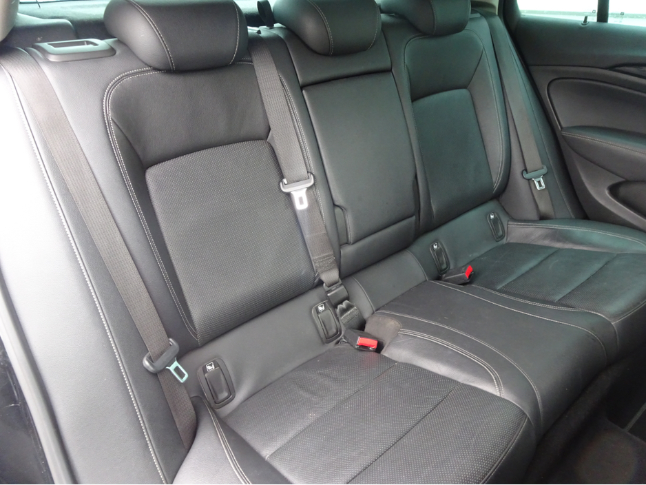 2021 Opel Insignia - image 13