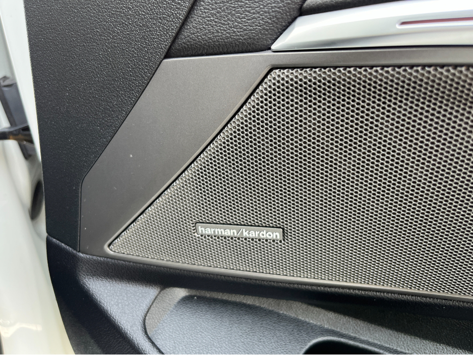 2020 BMW 3 Series - image 12