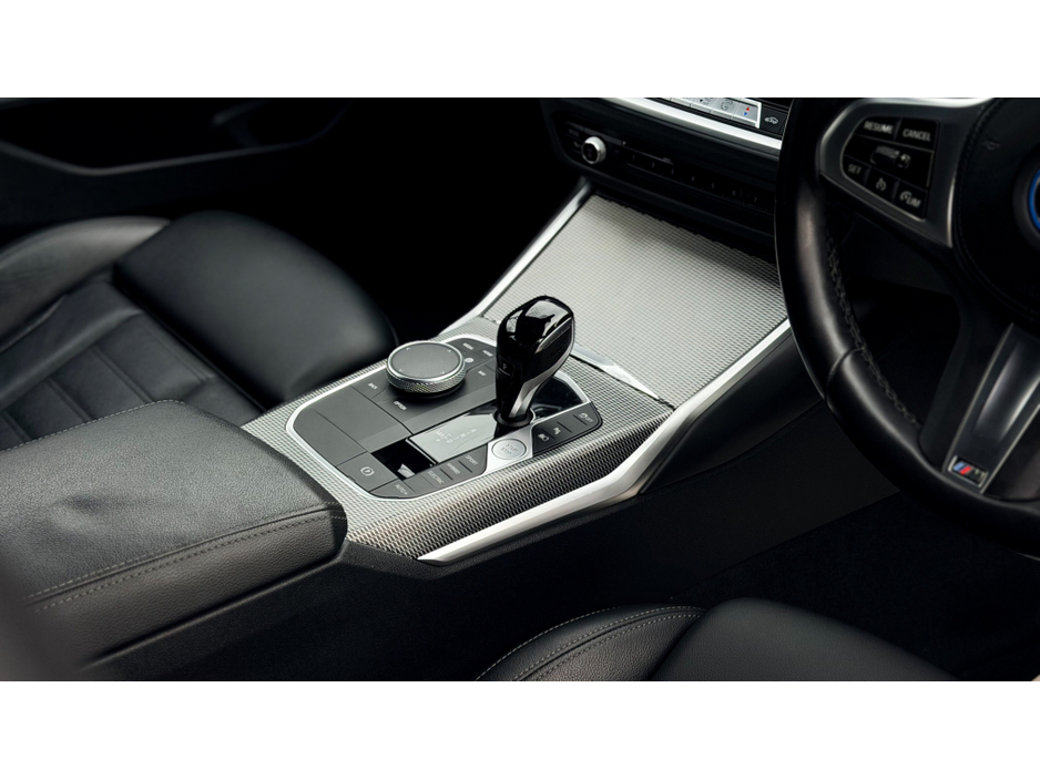 2022 BMW 3 Series - image 4