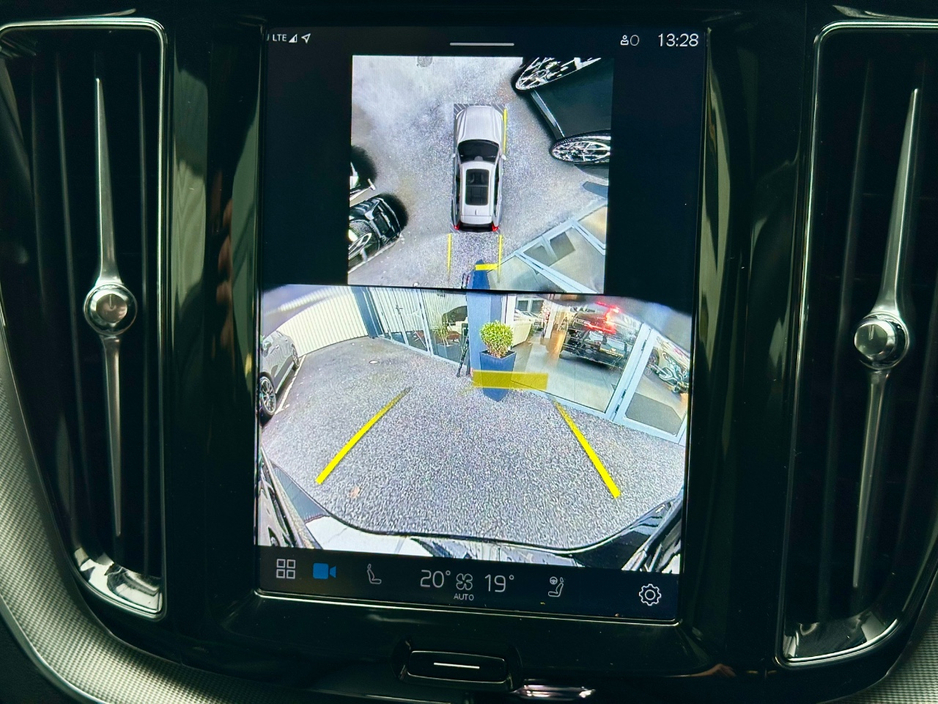 2025 Volvo XC60 - image 17