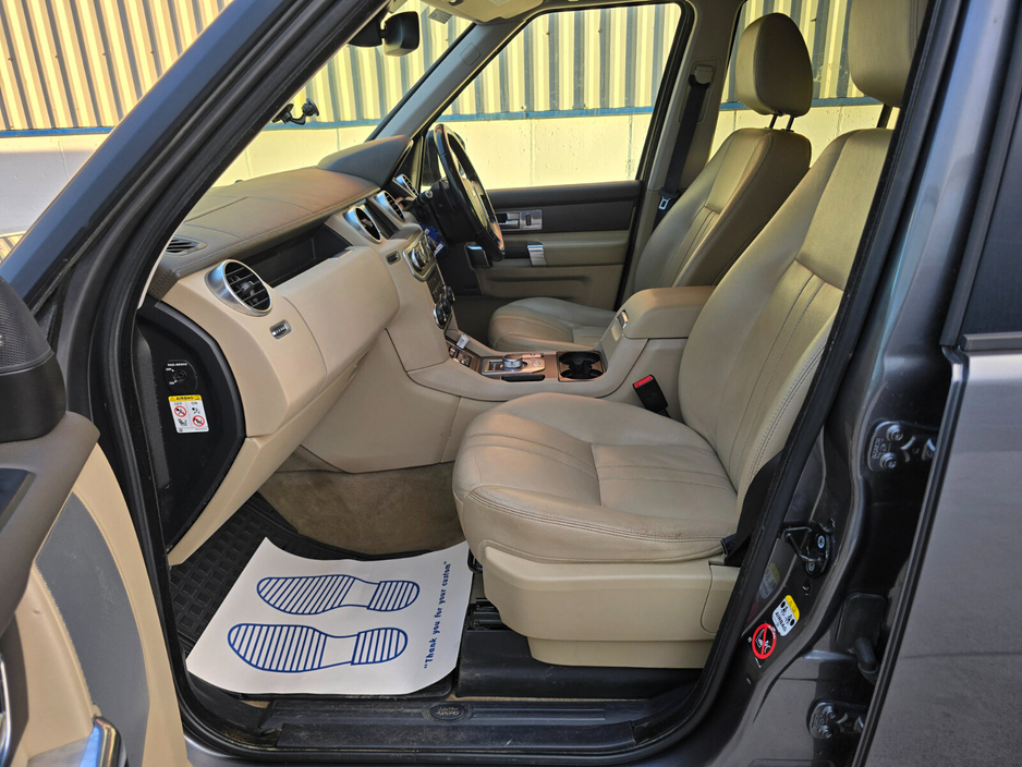 2014 Land Rover Discovery - image 24