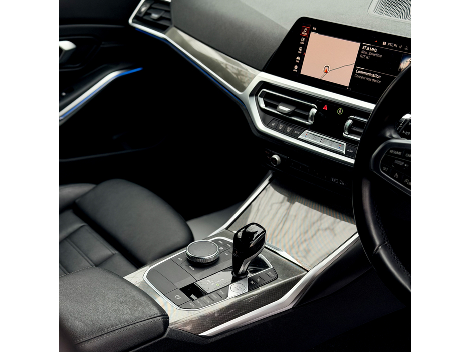 2022 BMW 3 Series - image 5