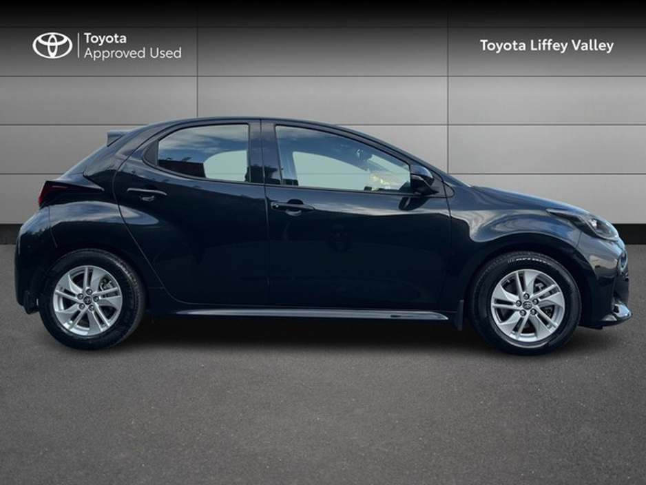 2023 Toyota Yaris - image 3