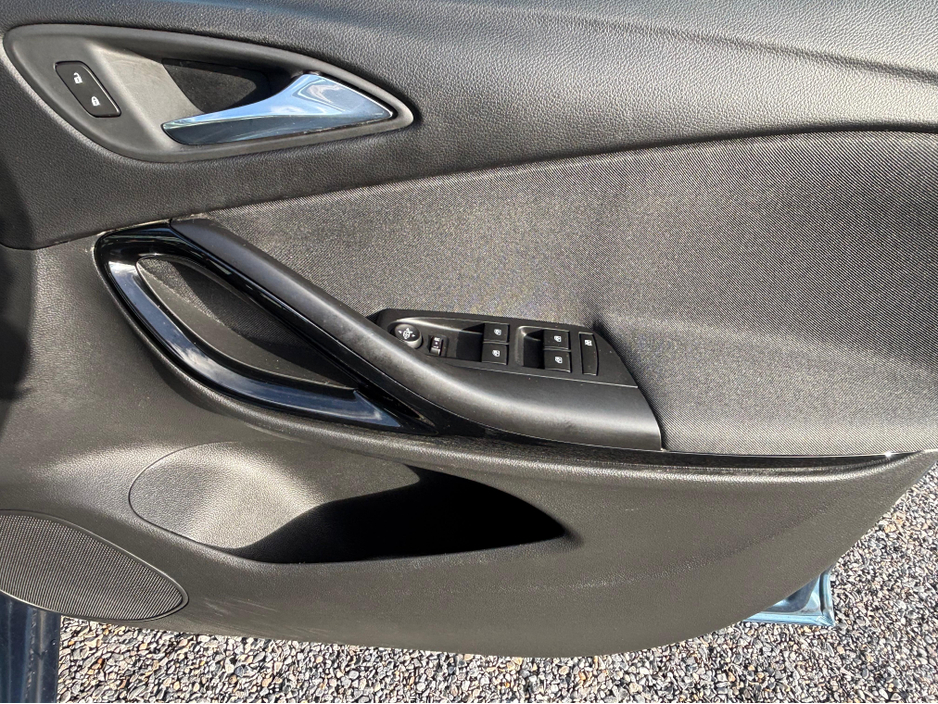 2016 Opel Astra - image 10