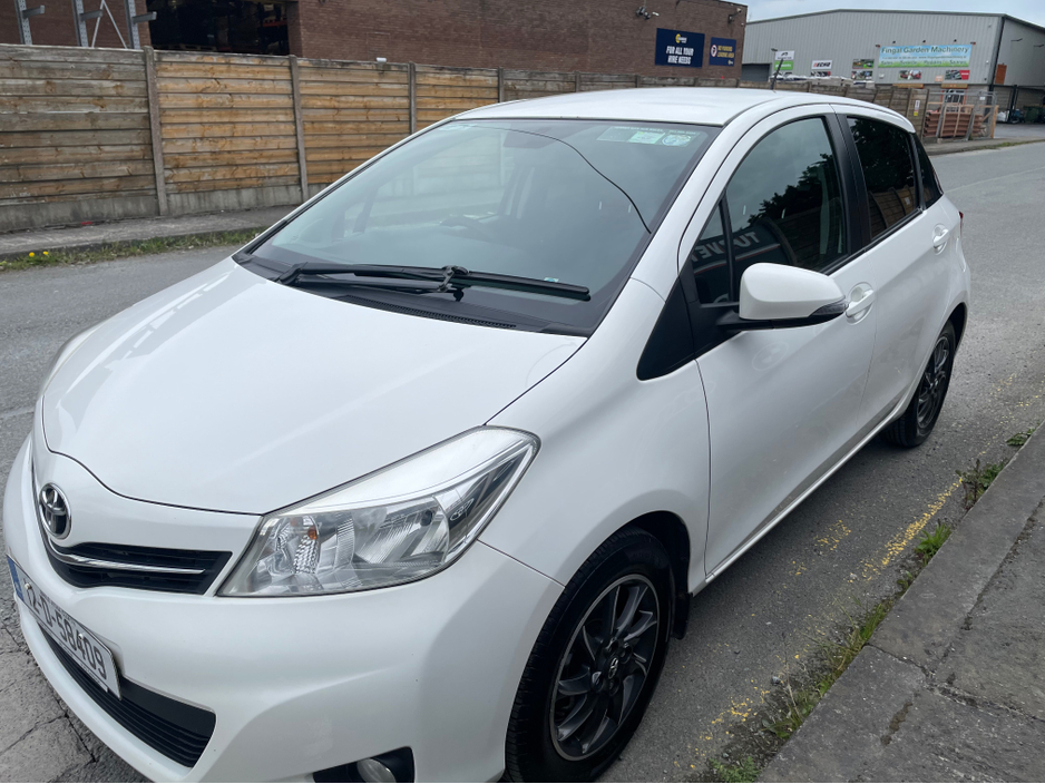 2012 Toyota Yaris - image 8