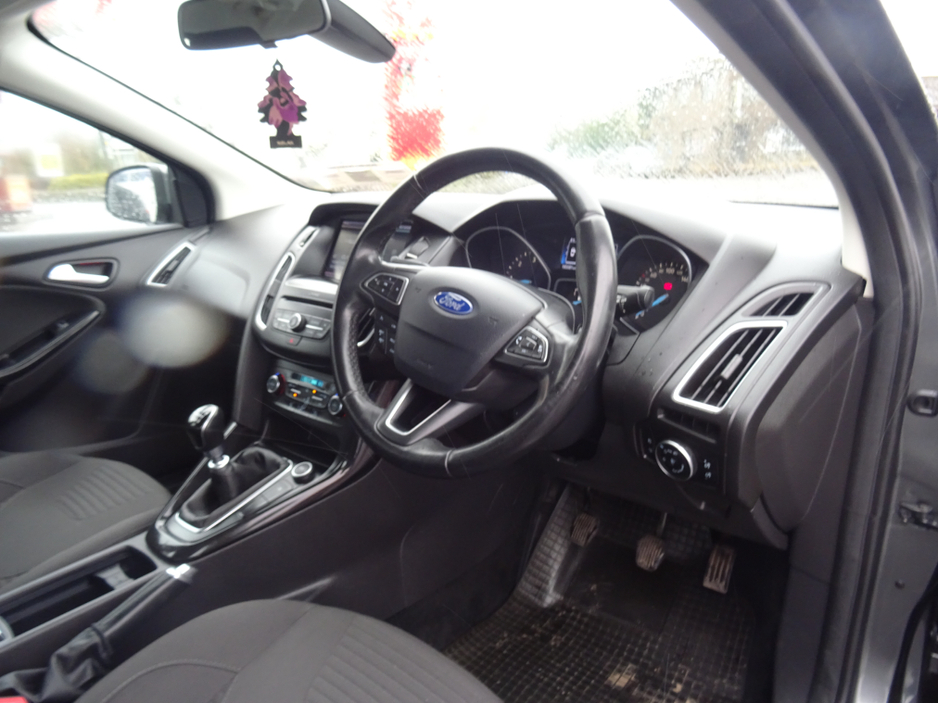 2016 Ford Focus - image 13