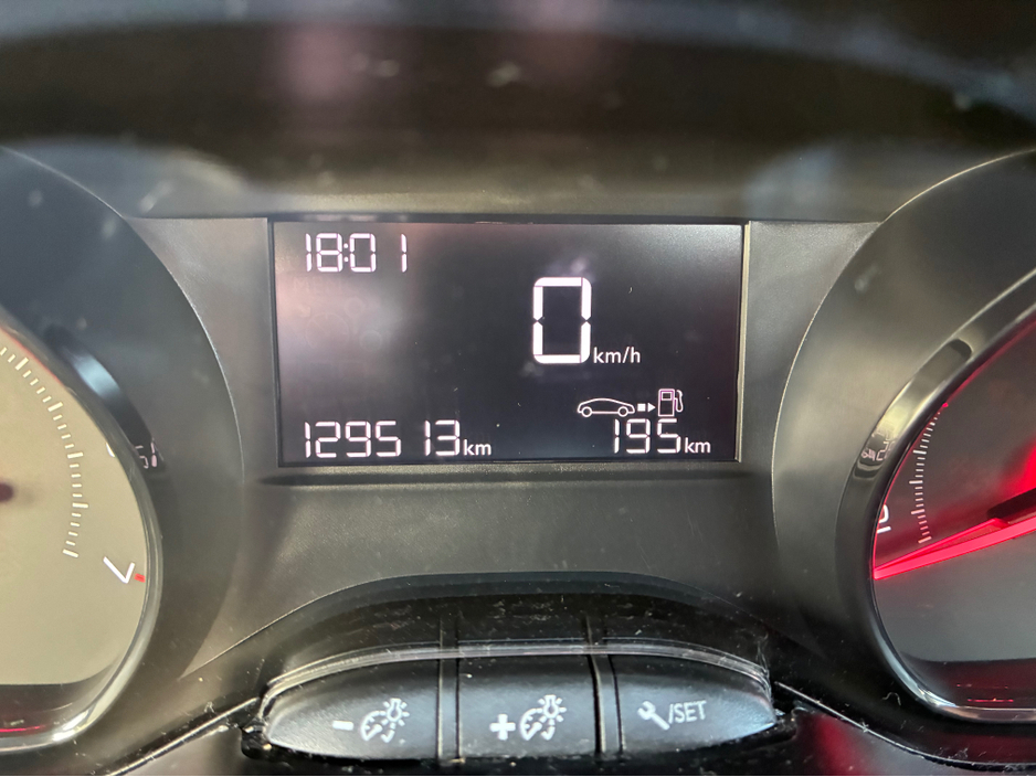 2013 Peugeot 208 - image 23