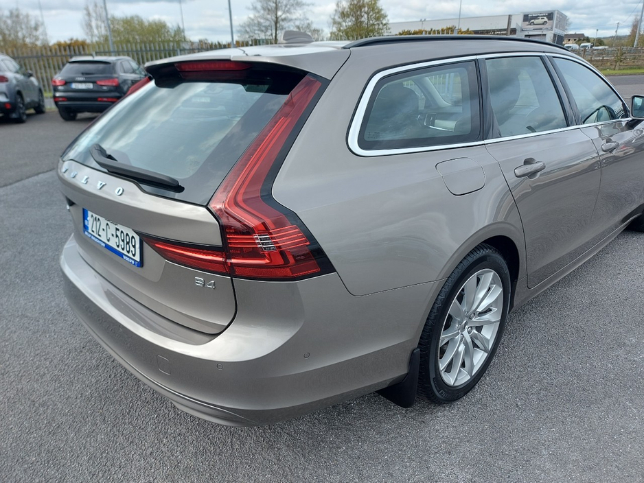 2021 Volvo V90 - image 8