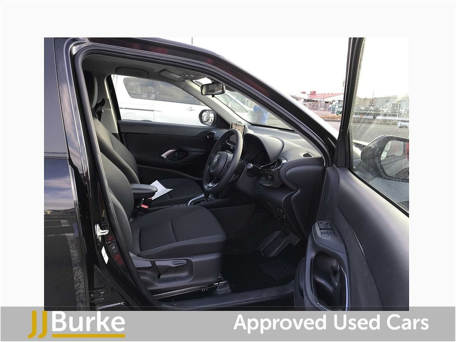 2024 Toyota Yaris - image 8