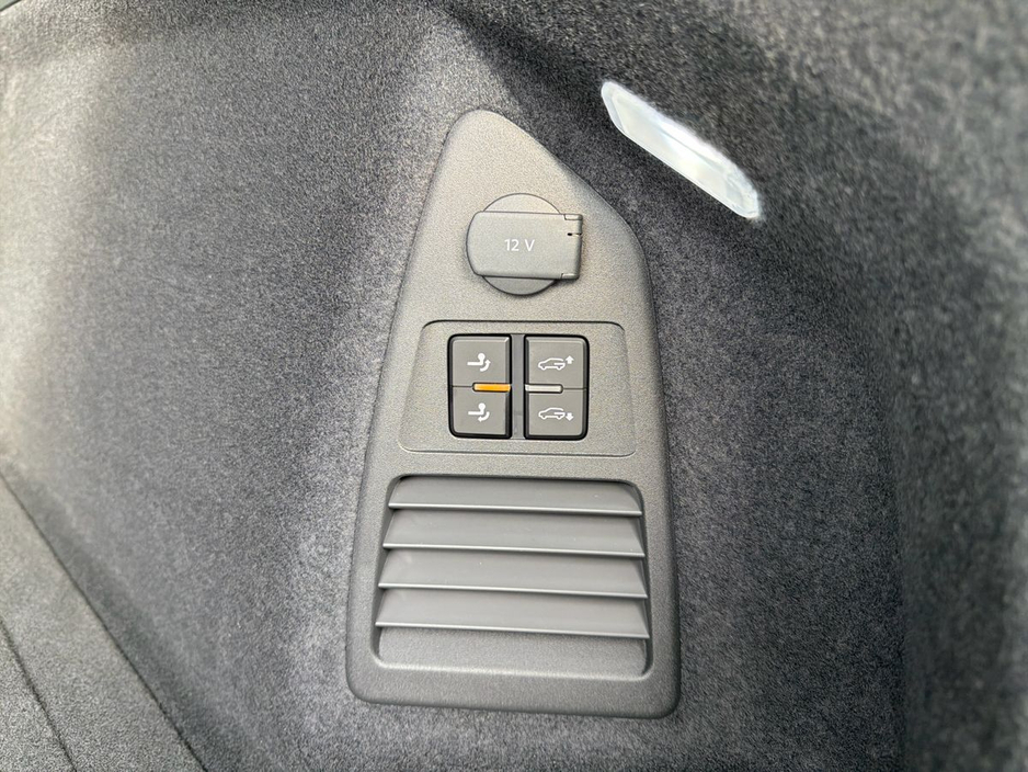 2026 Volkswagen Touareg R-Line (COMMERCIAL)