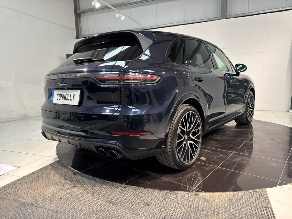 2022 Porsche Cayenne - image 9