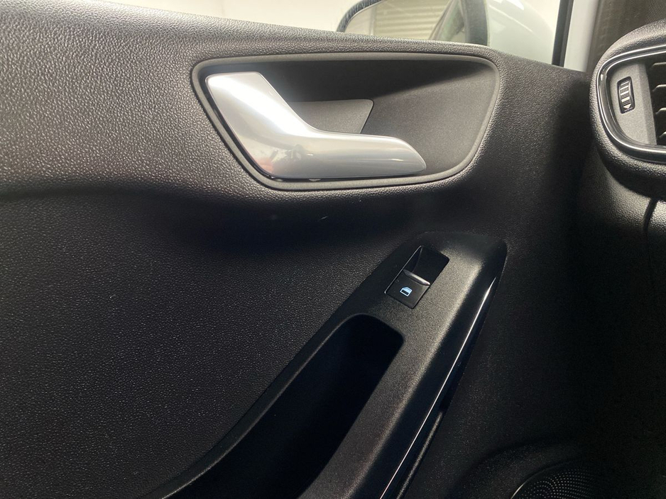 2019 Ford Fiesta - image 11