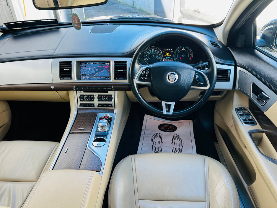 2013 Jaguar XF - image 9