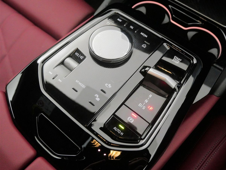 2025 BMW 5 Series - image 10