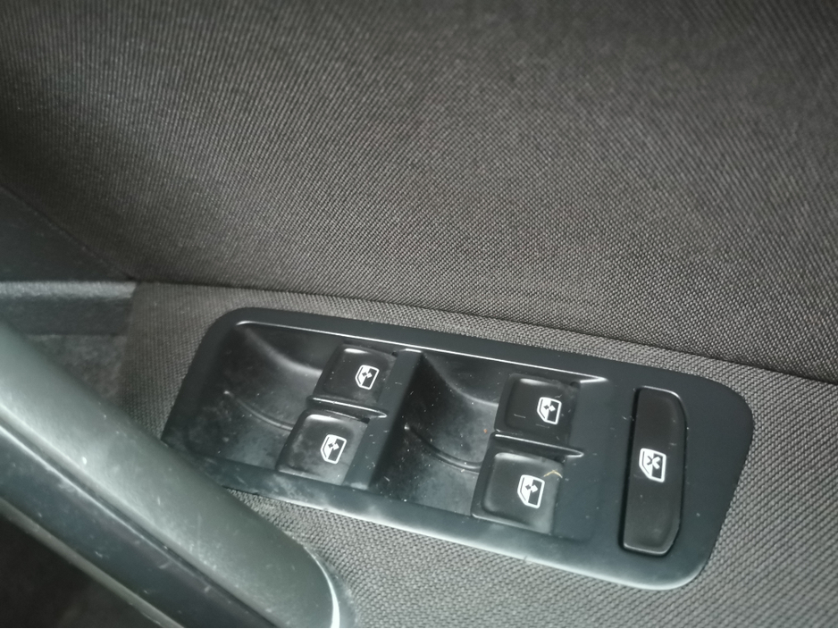 2016 Volkswagen Golf - image 28