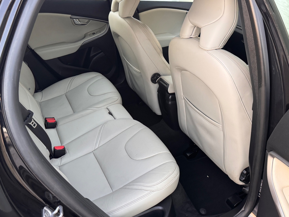 2016 Volvo V40 - image 11