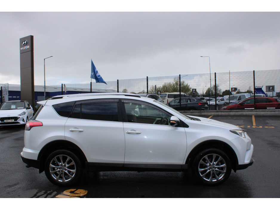 2017 Toyota Rav4 - image 6