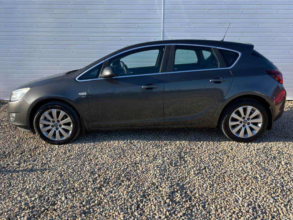 2012 Opel Astra - image 16