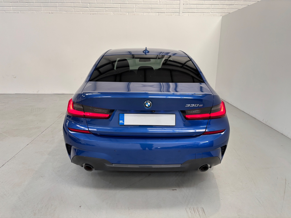 2022 BMW 3 Series - image 6