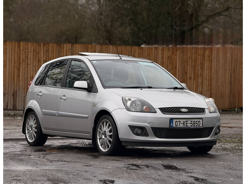 2007 Ford Fiesta - image 10